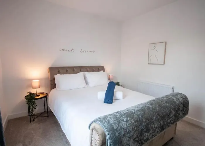 Stylish Newly Renovated Home Near Manchester City Centre
